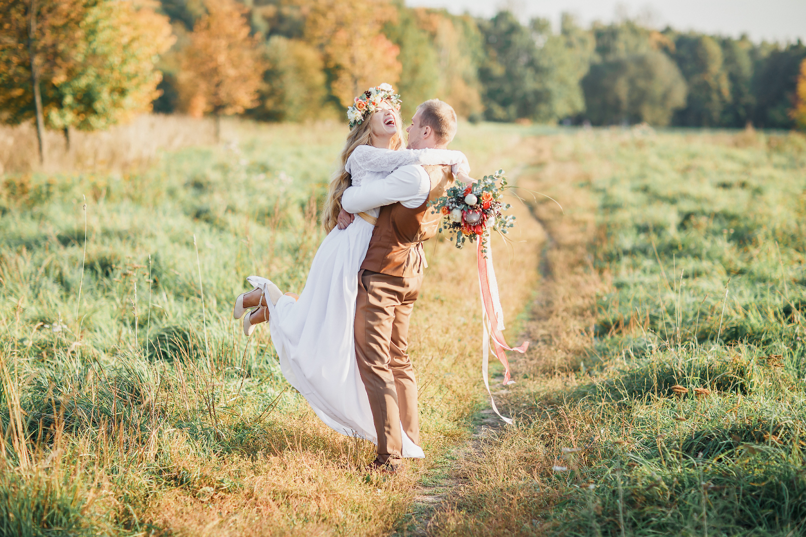 A happy couple celebrating a fall wedding for the Bella Mansions blog