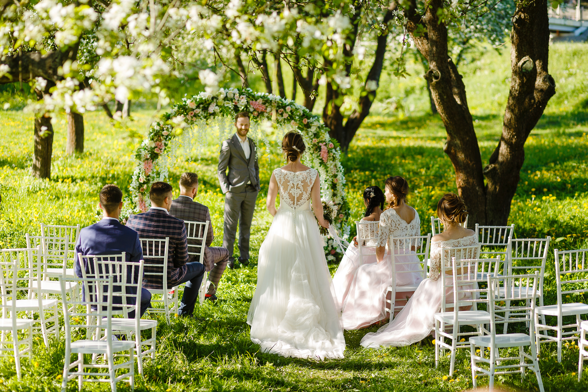 A wedding in nature with lush vegitation for the Bella Mansions Wedding Venue blog