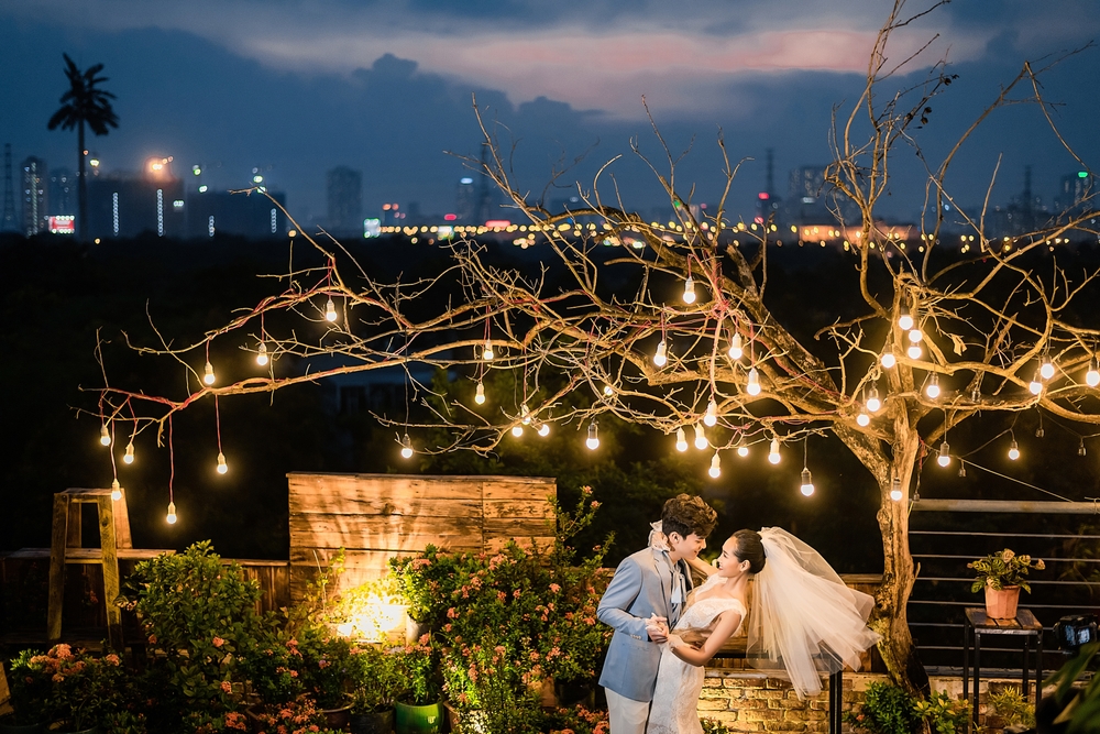 A rooftop garden ceremony, one of the trendiest places to get married in 2024